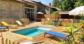 La Clé des Champs à Saint Victurnien, la piscine et la terrasse_1